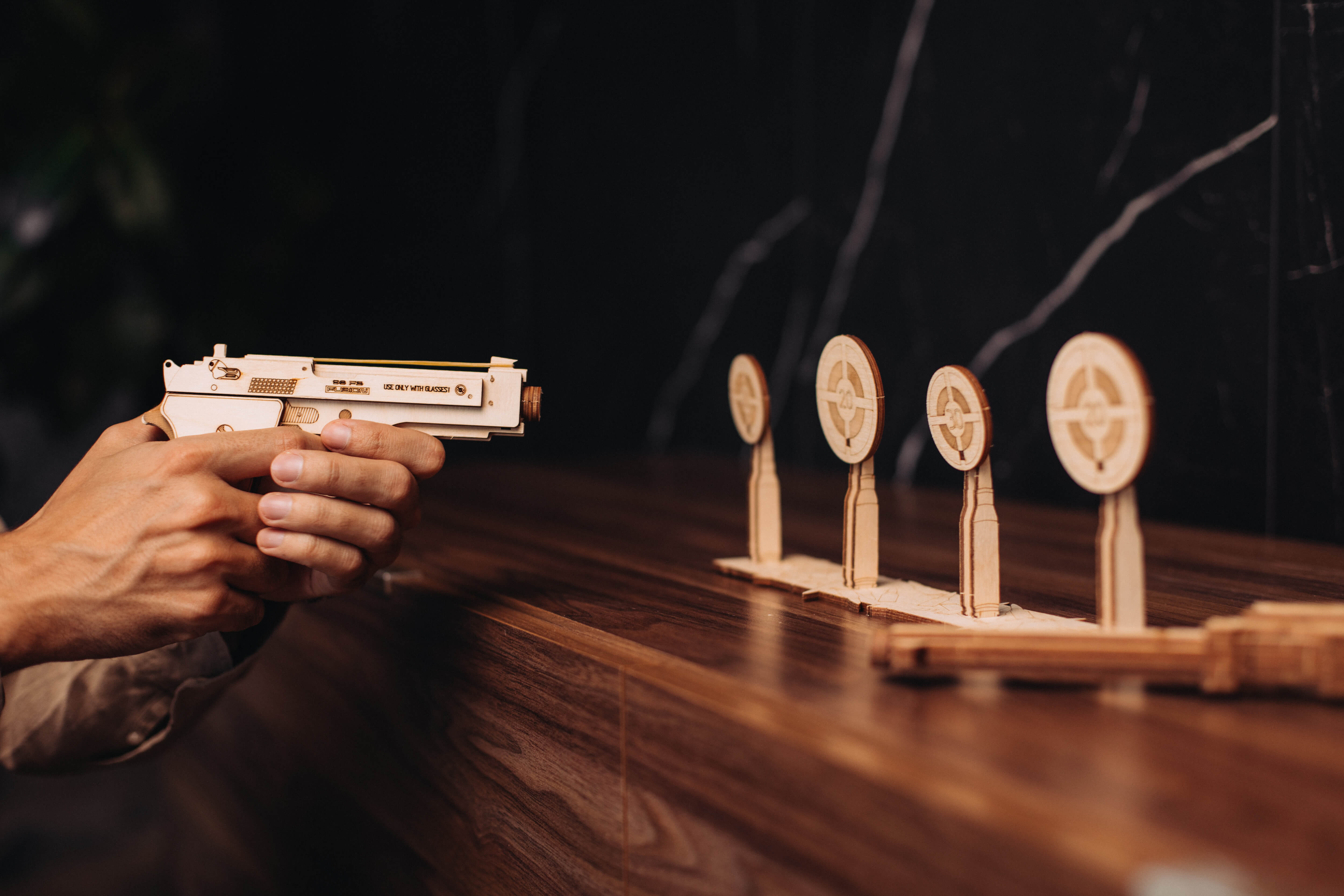 Foto De Stock Pistola Revólver Negro Con Balas Aisladas Sobre Fondo De Madera Li Foto De Stock Pistola Revólver Negro Con Balas Aisladas Sobre Fondo De Madera Li